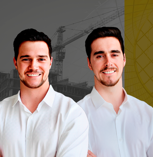 Dois homens sorrindo, sócios da Manfroi Construtora